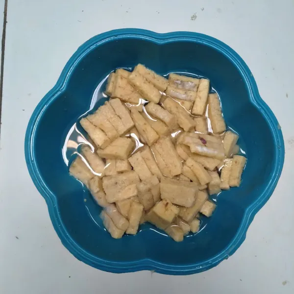 Iris tempe gembus kemudian rendam dengan air hangat setelah itu tiriskan.