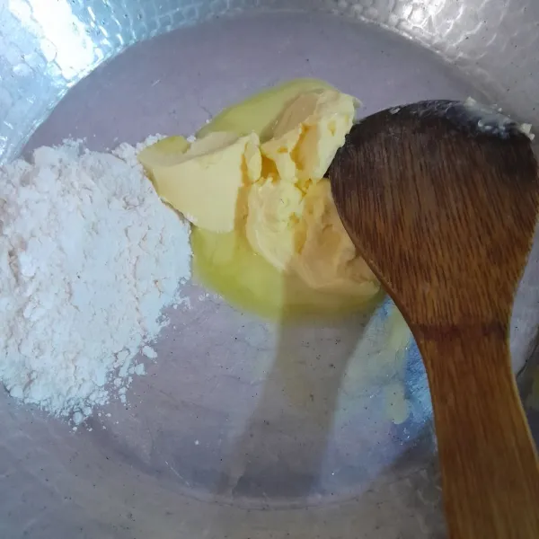 Lelehkan salted butter, tambahkan tepung terigu, aduk rata dan masak hingga tidak berbau tepung.