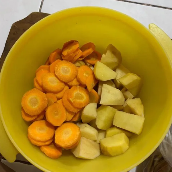 Bersihkan kentang dan wortel. Potong dadu untuk kentang dan potong tipis wortel.