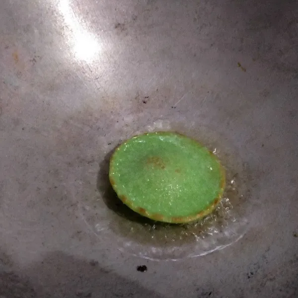 Masak sesaat kemudian balik sebentar saja, angkat dan tiriskan minyaknya.