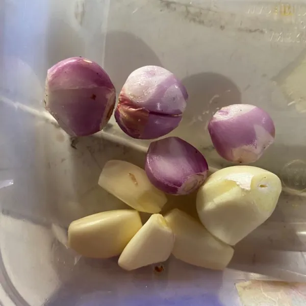 Blender sampai halus bawang merah dan bawang putih.