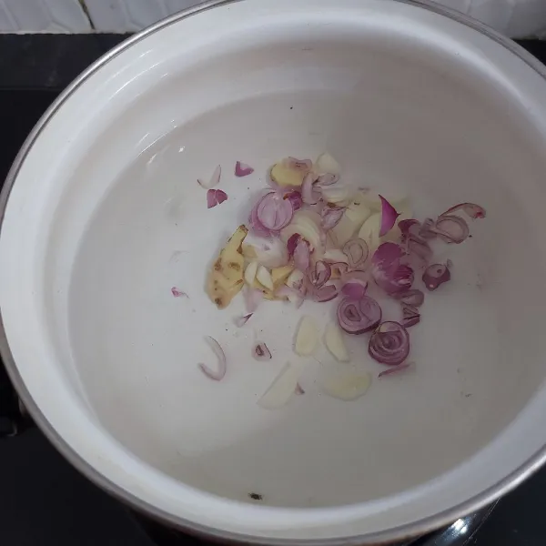 Rebus bawang merah, bawang putih, dan temu kunci dalam 1L air.