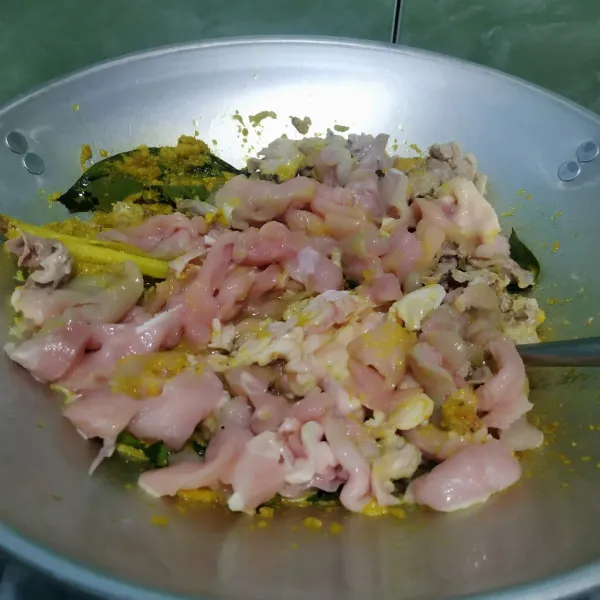 Masukkan ayam fillet dan kulit ayam, masak hingga setengah matang sambil terus diaduk.