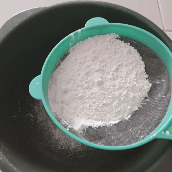 Ayak seluruh bahan kering dan sisihkan.