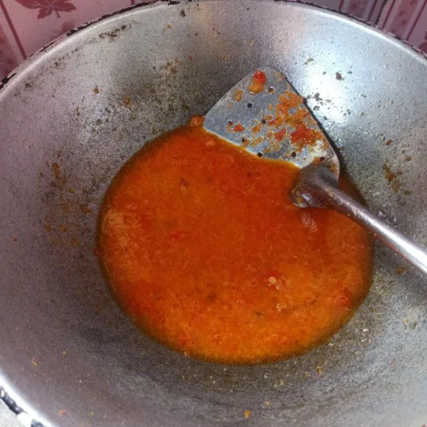 Setelah bumbu matang tambahkan air secukupnya masak hingga mendidih.