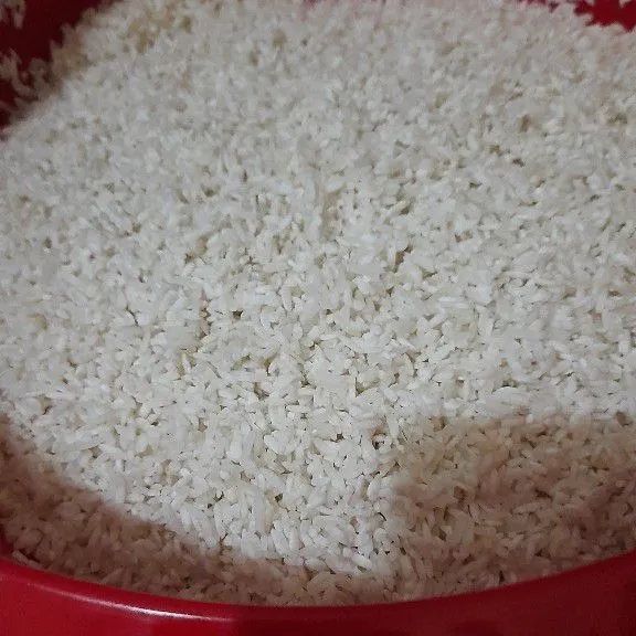 Rendam beras 10 menit, cuci beras sampai bening, tiriskan.