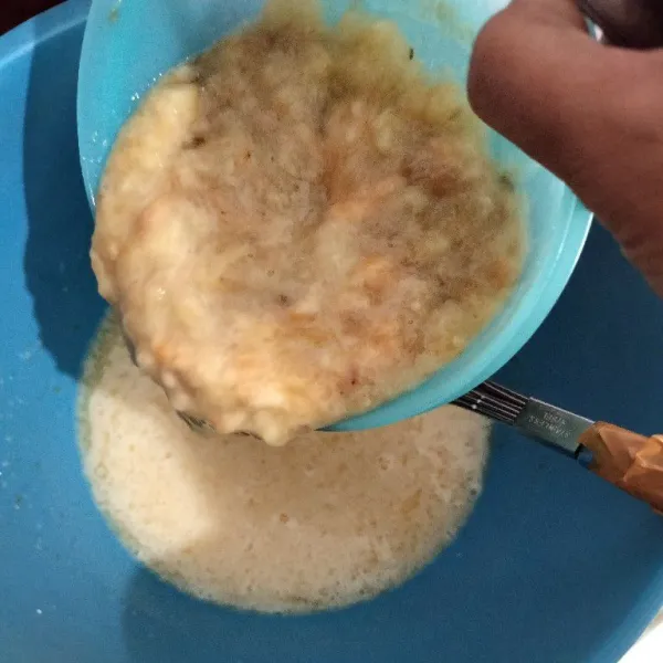 Kemudian pisang yang sudah dihaluskan, aduk rata, tambahkan minyak goreng aduk rata lagi.