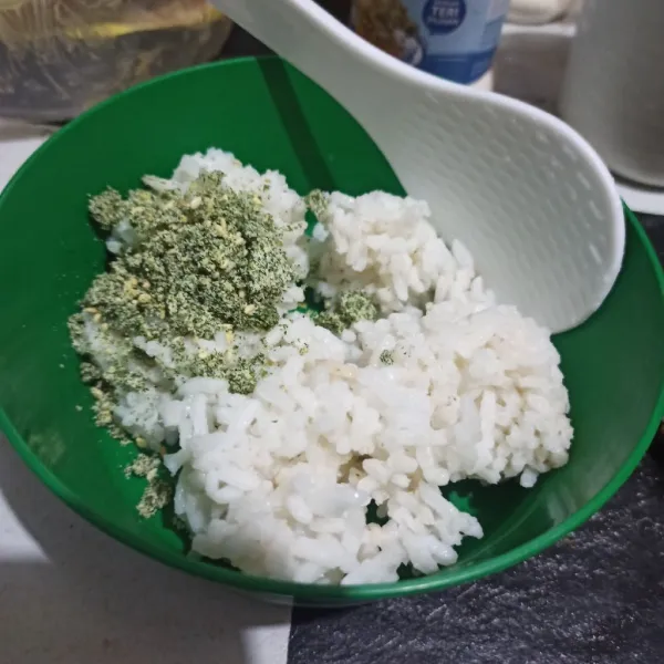 Campur nasi dengan nori tabur rasa keju. Aduk.