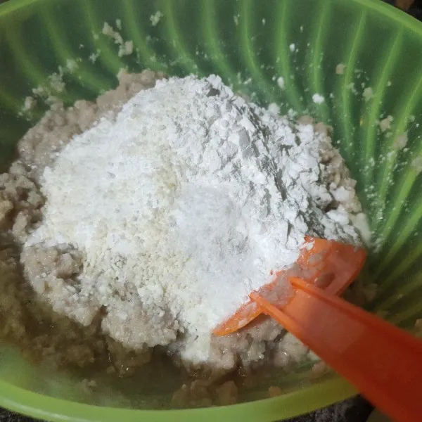 Masukan tepung tapioka, garam, kaldu jamur. Aduk rata.