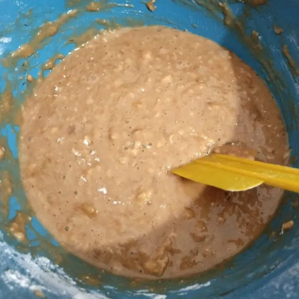 Aduk asal rata jangan over mix karena bisa menyebabkan bantat.
