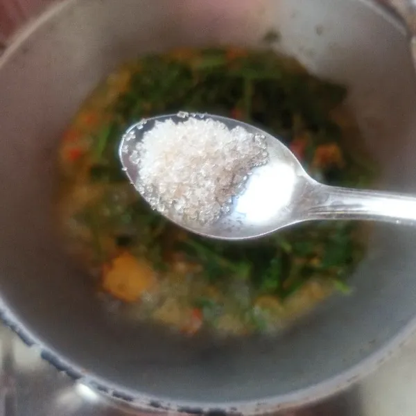 Bumbui dengan garam, gula dan kaldu bubuk.