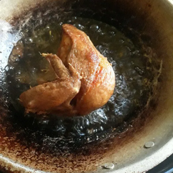 Goreng ayam lalu suwir. Sajikan soto dengan mie yang sudah direbus, tambahkan tauge, beri suwiran ayam dan tuang kuah santan.