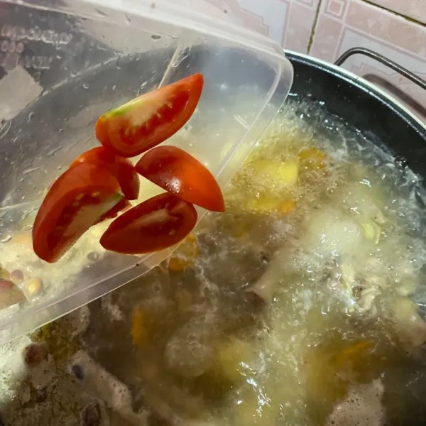 Setelah sup mendidih dan setengah masak lalu masukkan tomat yang sudah diiris. Masukkan garam dan penyedap rasa secukupnya. Koreksi rasa sesuai keinginan kita.