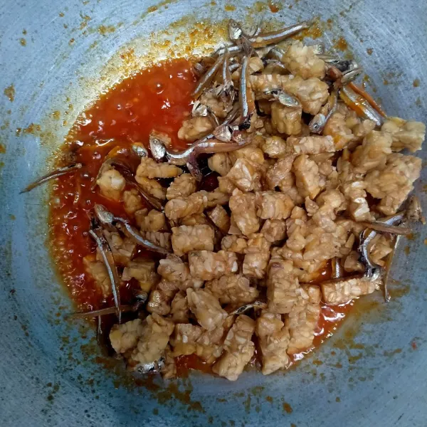 Masukkan tempe dan teri, beri penyedap rasa dan siap disajikan.
