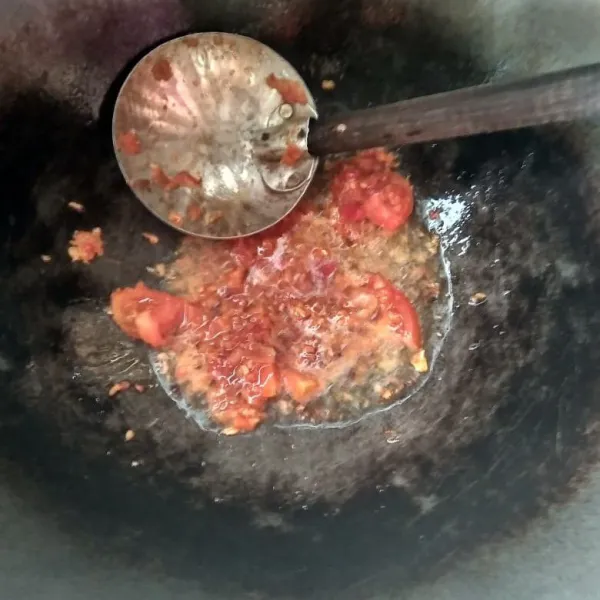 Tumis bumbu.