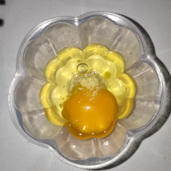 Lalu kocok lepas telur.