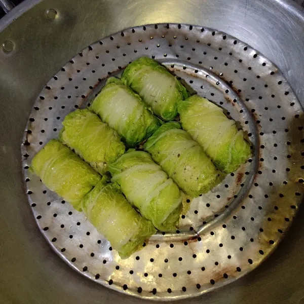 Kukus gulungan sawi selama 25-30 menit. Angkat. Bisa langsung dimakan atau di beri saus.