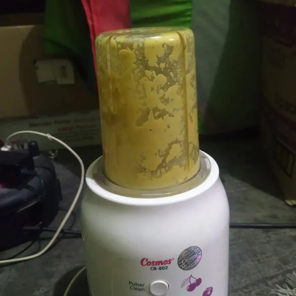 Masukkan bawang merah, bawang putih, kunyit, jahe, kemiri, lada dan ketumbar ke dalam blender. Tambahkan 3 sdm minyak goreng lalu haluskan.