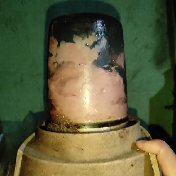 Blender daging ayam hingga lembut.