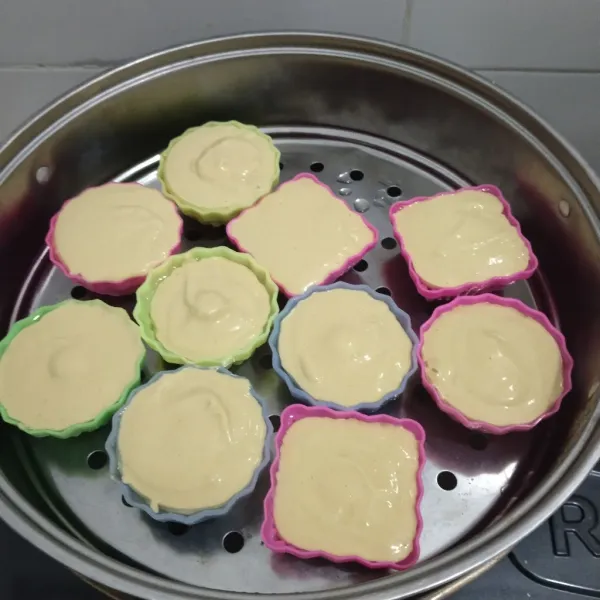 Kukus dalam kukusan yang sudah dipanaskan terlebih dahulu, jangan lupa tutup kukusan dilapisi kain serbet dan kukus selama lebih kurang 25 menit. Angkat, tunggu hingga dingin dan keluarkan dari cetakan, siap dinikmati.