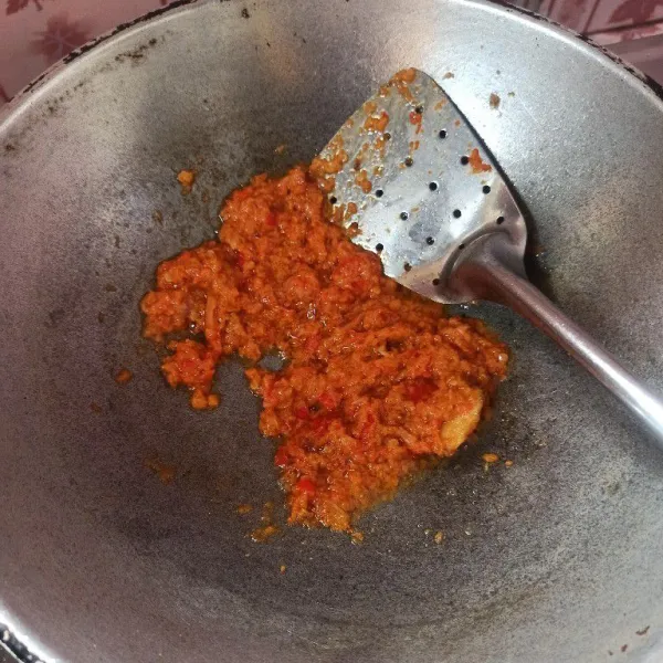 Tumis bumbu halus dan lengkuas sampai harum dan matang.