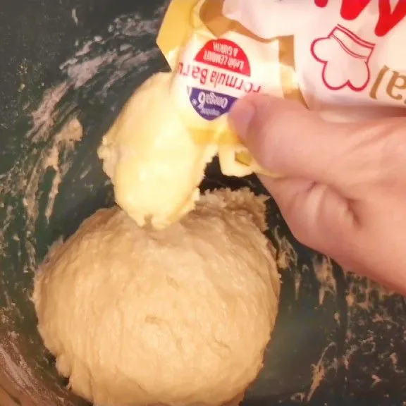 Tambahkan mentega. uleni kembali sampai tercampur rata dan adonan terasa lembut ringan. Istirahatkan adonan selama 30 menit.