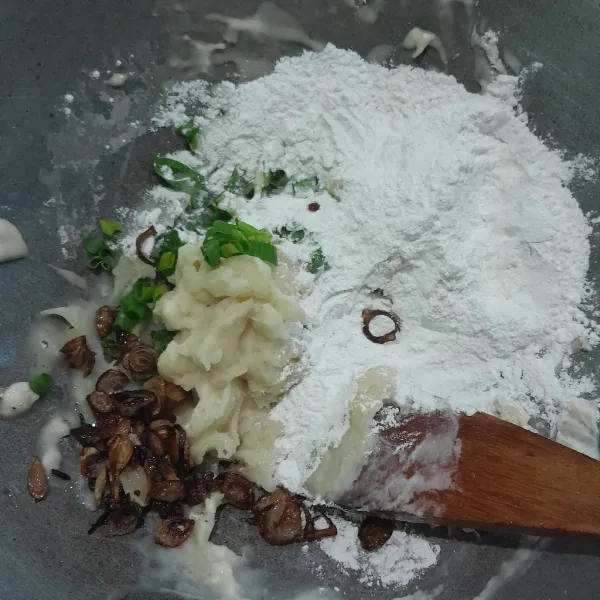 Tambahkan tepung beras, daun bawang, dan bawang goreng, uleni sampai kalis.
