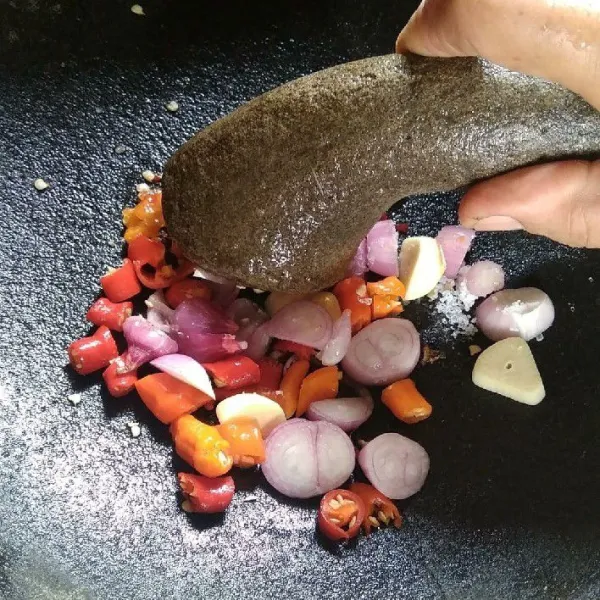 Haluskan bawang merah, bawang putih, tomat, dan cabai.