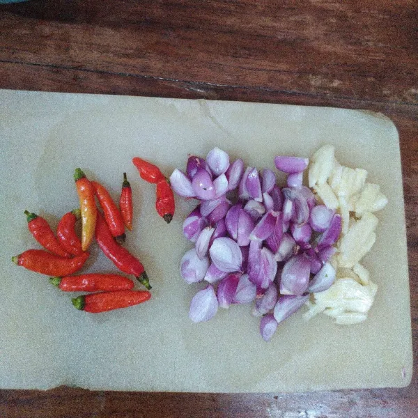 Siapkan irisan bawang merah, bawang putih dan cabe rawit. Cabenya boleh diiris.