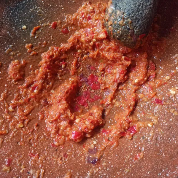 Ulek sampai halus bawang merah, bawang putih, cabai, terasi dan kemiri.