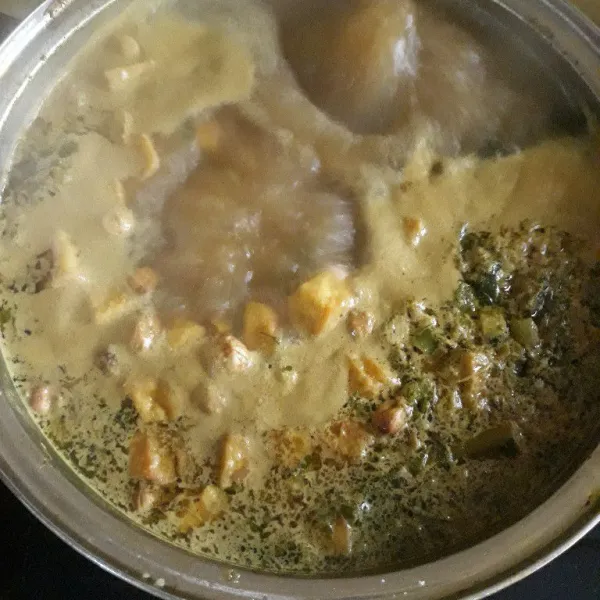 Jika kuah sudah mendidih, taburkan tahu goreng, bawang goreng, seledri, dan daun bawang. Koreksi rasa dan aduk merata.