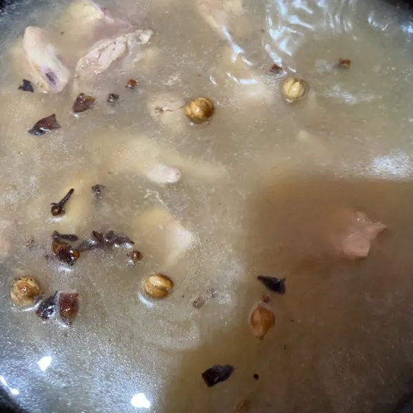 Lalu masukkan air secukupnya dan masukkan bumbu rempah seperti bunga lawang, kayu manis, cengkeh dan kapulaga.