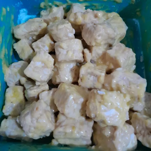 Aduk rata tempe, telur, lada, penyedap, garam halus, tepung terigu, tepung maizena.