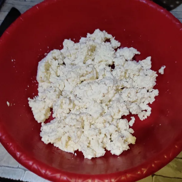 Haluskan tahu dengan garpu atau tangan sampai halus.