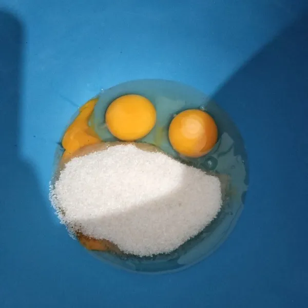 Kocok lepas gula dan telur dengan whisker hingga gula larut.