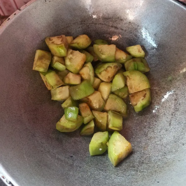 Kupas terong cuci bersih kemudian potong-potong, setelah itu goreng hingga empuk. Selanjutnya angkat dan tiriskan.