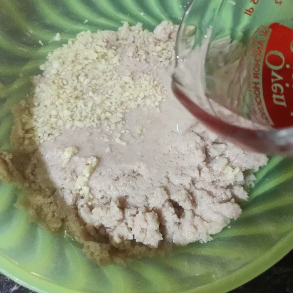 Campur daging ikan giling, bawang putih dan air es. Jika kurang halus, bisa di blender dulu, tapi kalau sudah halus, aduk rata.