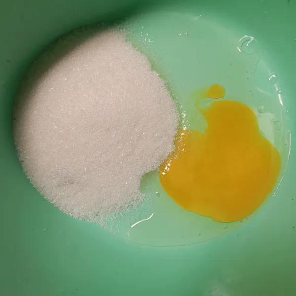 Pecahkan telur, lalu masukan gula dan mixer hingga gula larut.