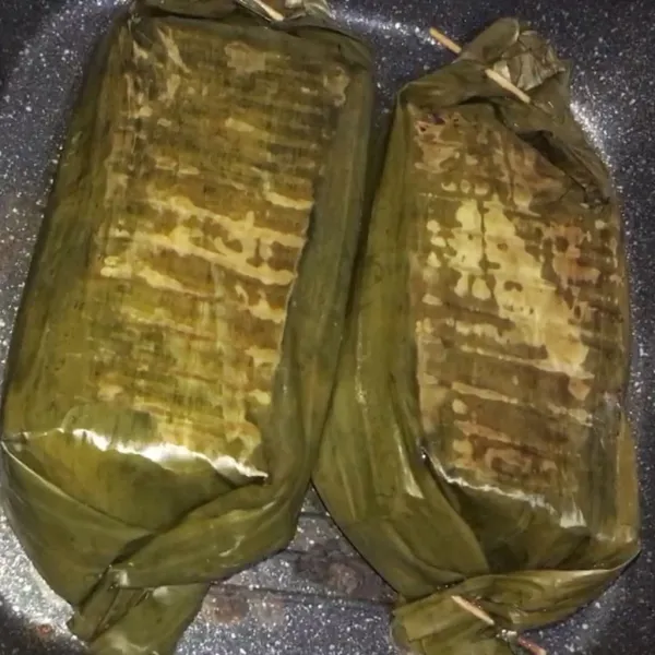 Panggang pepes sampai daun kecoklatan.