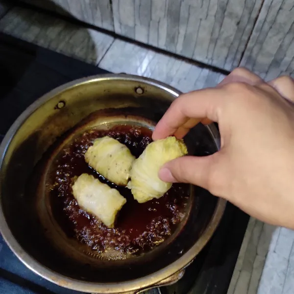 Masukan gulungan sawi. Aduk rata. Matikan api.