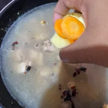 Lalu masukkan wortel dan kentang yang sudah dipotong tadi.