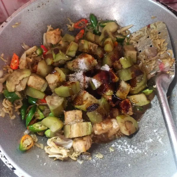 Setelah itu masukkan tempe dan terong bumbui dengan garam, gula, saus tiram, kaldu jamur dan kecap manis aduk hingga tercampur rata dan bumbu meresap.