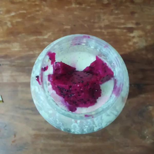 Masukkan es batu dan buah naga.