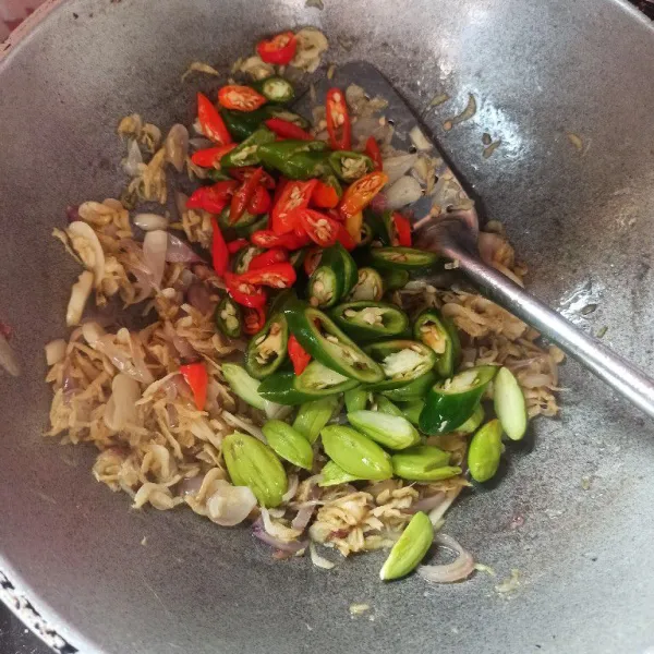 Setelah itu masukkan cabe dan petai aduk rata dan masak hingga layu.