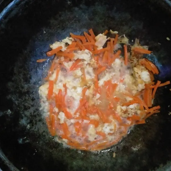 Masukkan wortel, aduk rata. Tambahkan air, garam, kaldu jamur bubuk dan lada bubuk. Masak hingga wortel layu.