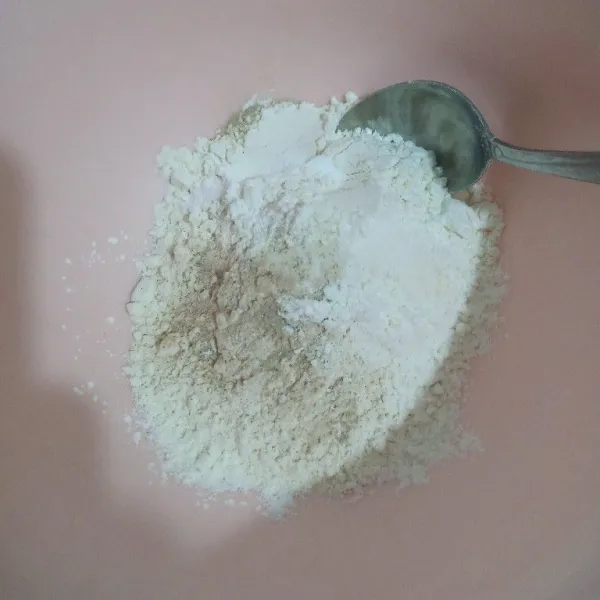 Campur semua bahan tepung bumbu, aduk rata.