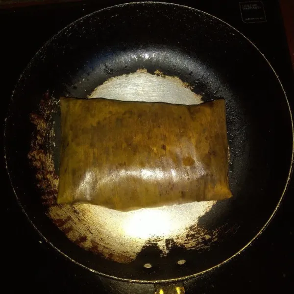 Bisa langsung disajikan atau panggang sebentar diatas teflon supaya aromanya lebih keluar. Sajikan.