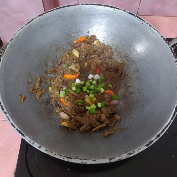 Masukkan daun bawang, oseng-oseng lalu koreksi rasa.