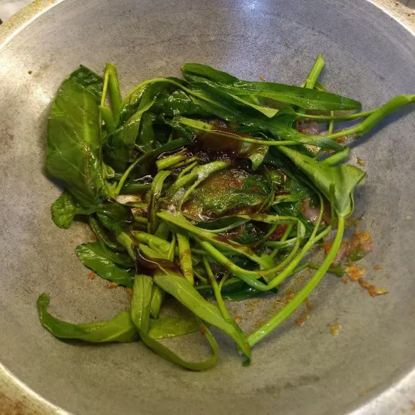 Masukkan bagian batang kangkung. Tambahkan kecap dan saos tiram, garam, penyedap sampai agak layu.