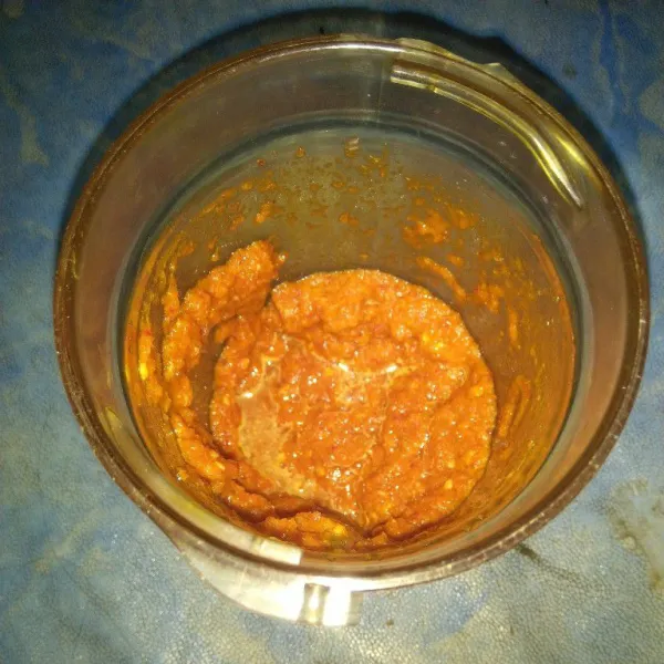 Haluskan semua bahan bumbu halus. Saya menggunakan blender dan menambahkan sedikit minyak goreng untuk memudahkan proses penghalusannya. Koreksi rasa terlebih dulu.